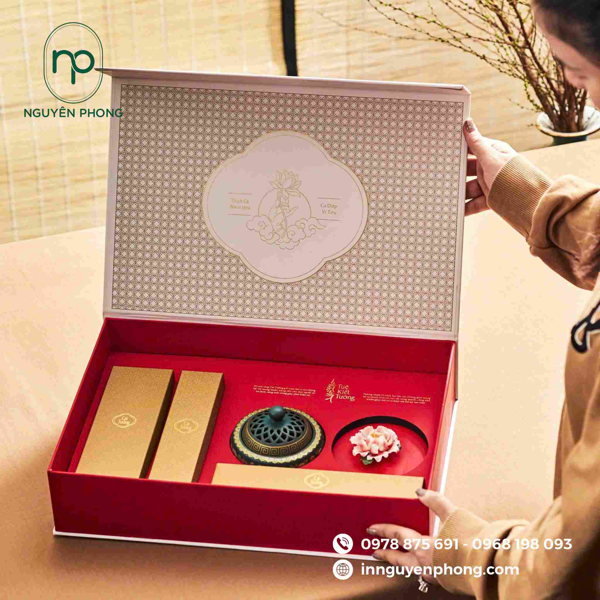Hộp quà được thiết kế nắp nam châm phổ biến, sang trọng 